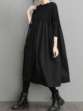 Einfaches, lockeres, schwarzes, modernes Midikleid mit langen Ärmeln und Schlitz